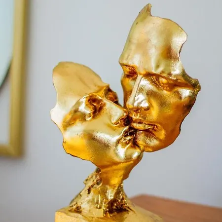 Anthony's With Balcony In Downtown *