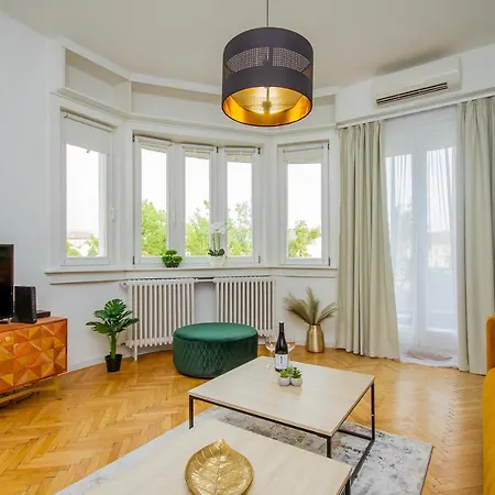 Апартаменты Anthony's With Balcony In Downtown *